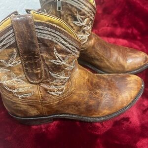 Old Gringo short leather booties size 8 super cute